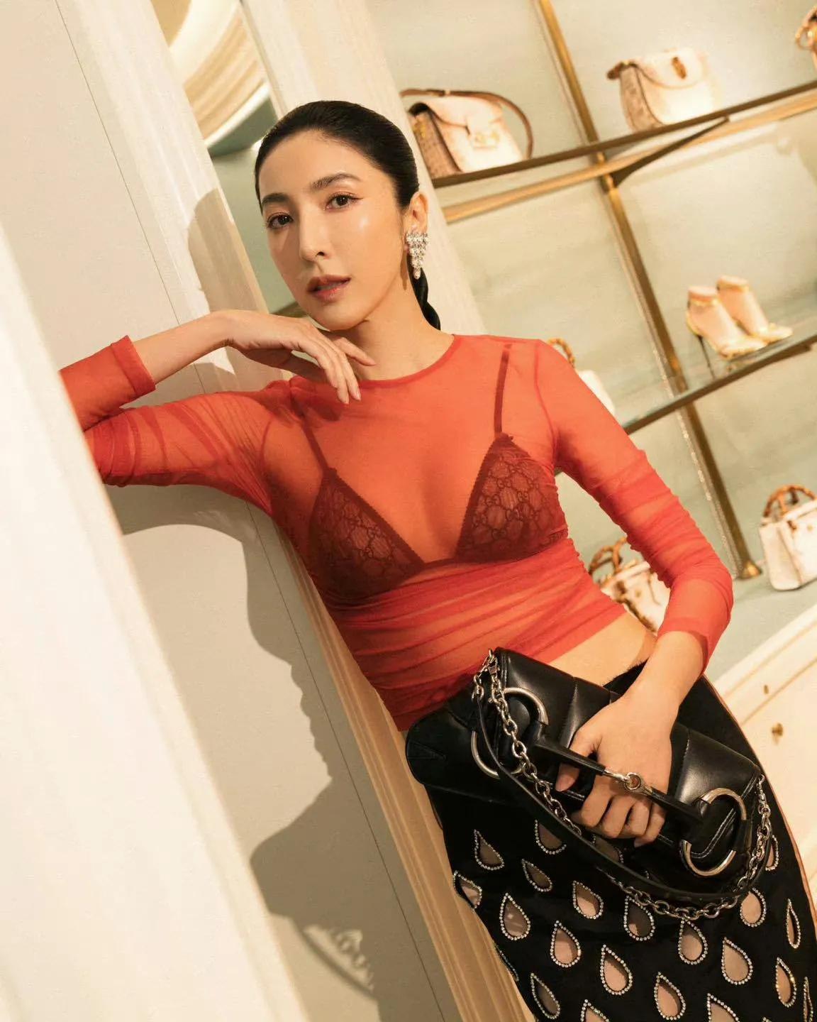杨谨华(苏妈妈)疑似怀孕与刘雯舒淇撞衫

今日，杨谨华出席𝑮𝒖𝒄𝒄𝒊旗