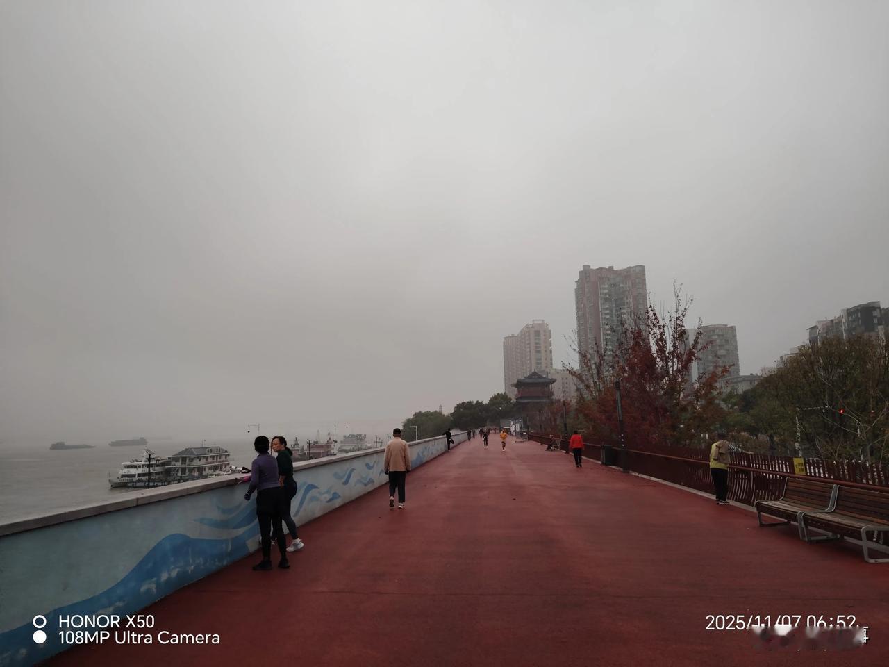 你觉得存钱和买保险哪个更靠谱感觉存钱相对来说更靠谱