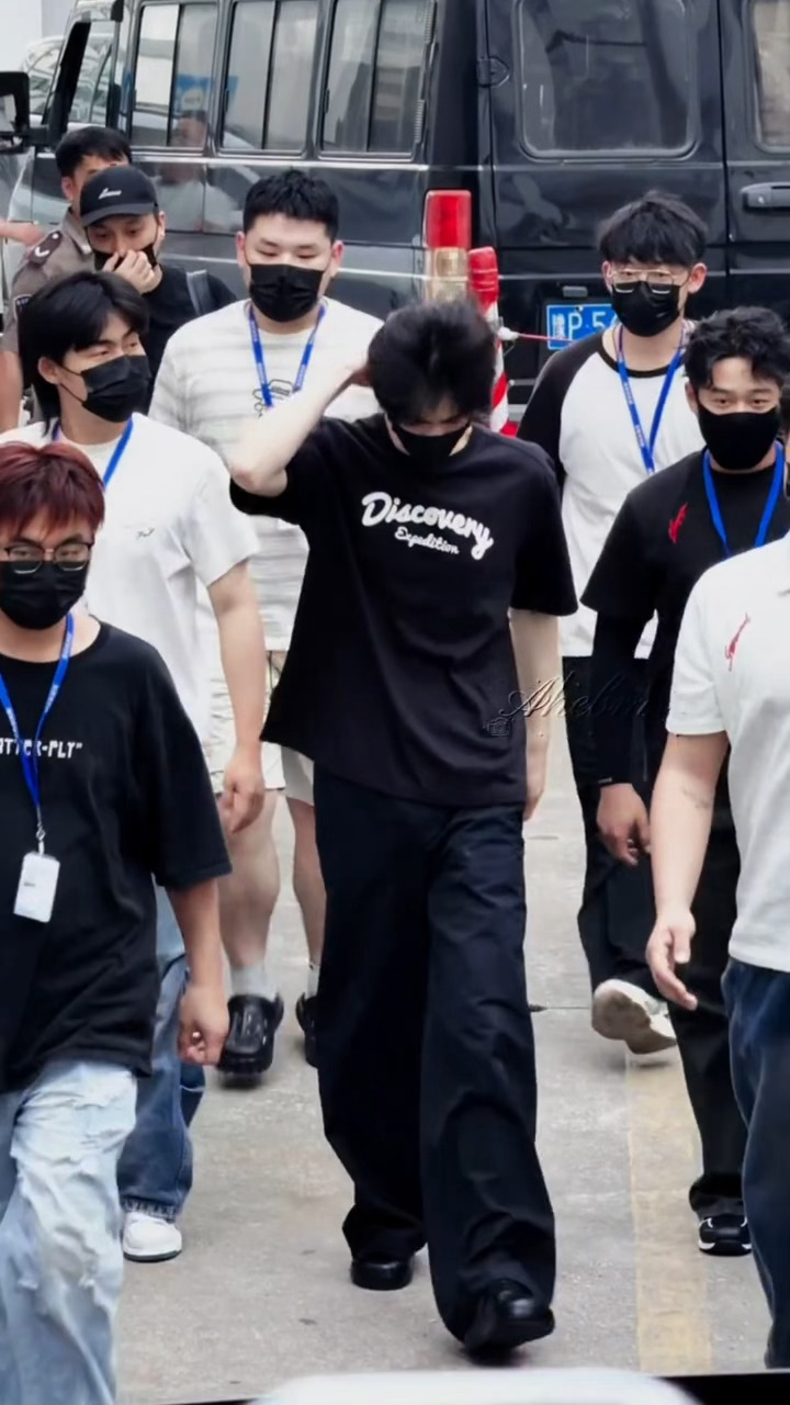 这个顺毛小狗快步走要去赶飞机惹撩头发这一下好帅啊哥哥🥹张凌赫撩头发这一下张凌赫
