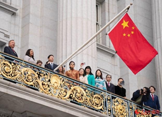 为了庆祝中国国庆节，美国旧金山市政厅阳台升起中国国旗。在中美关系紧张的今天，这一