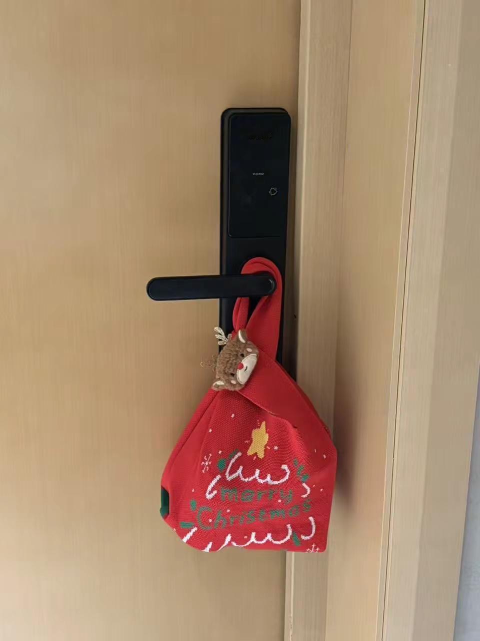 下班看到物业挂在家门口的圣诞礼物🎁