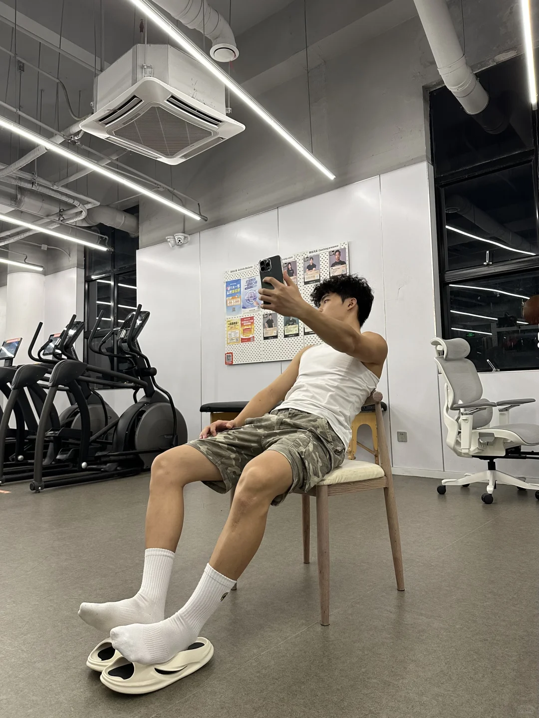谈1️⃣个黑皮卷毛男大就老实了
