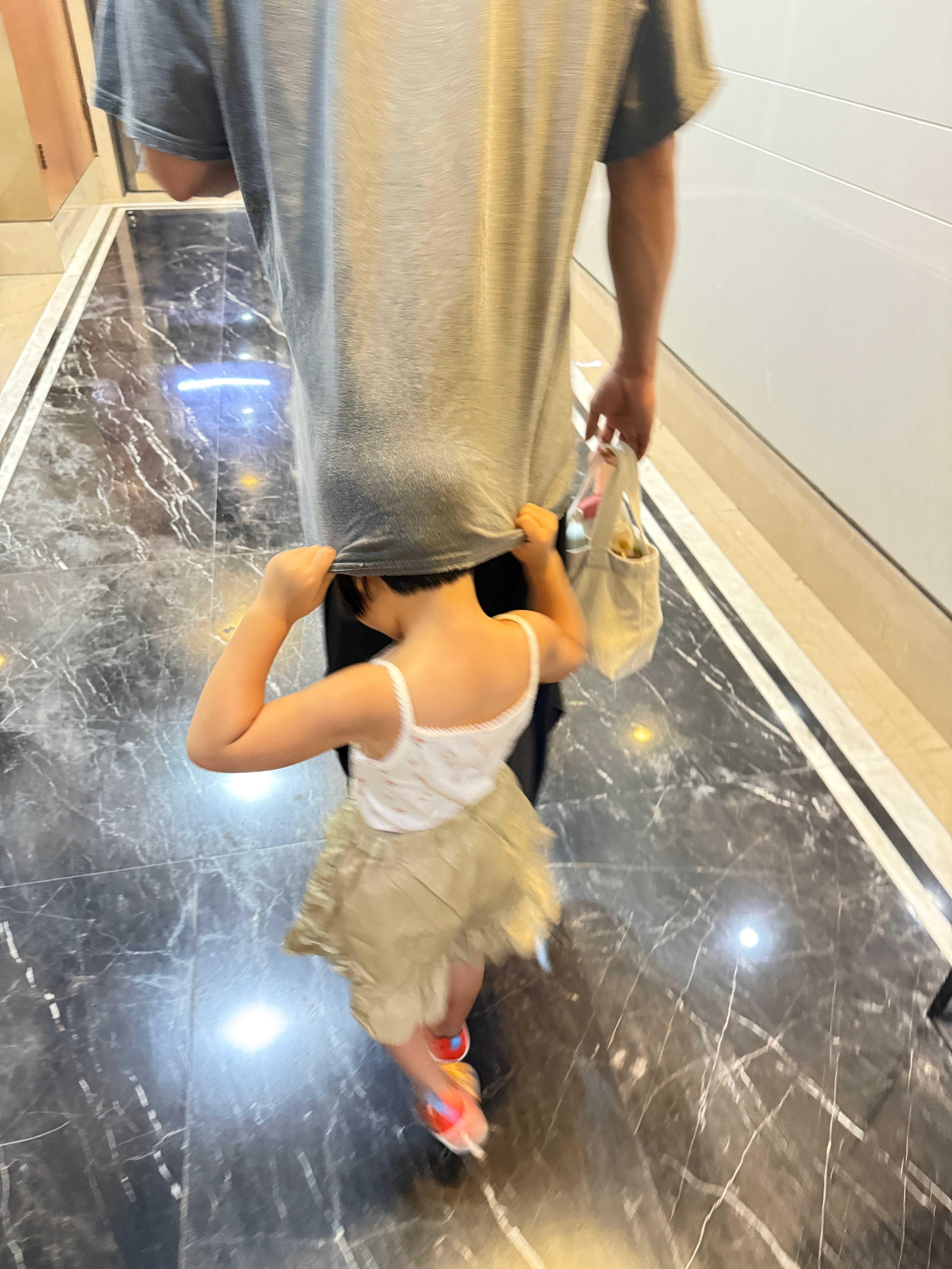 出门了虽然不是很情愿，但还是一一配合 