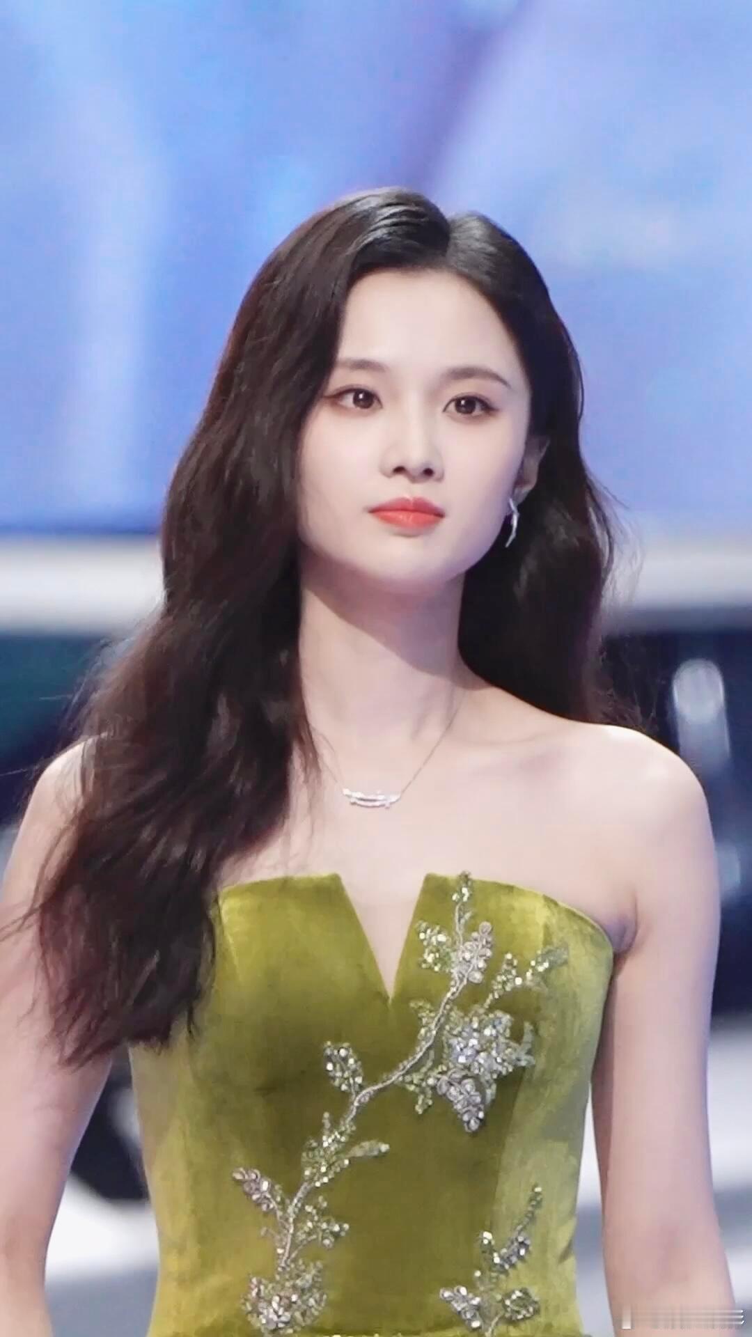 张慧雯[超话]  张慧雯红毯好蛊！宛如精灵仙子 
