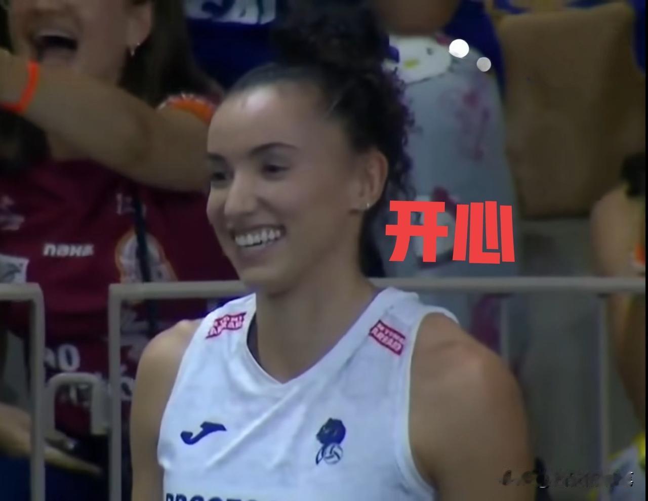 加比在巴西老家享受朱婷式的待遇[呲牙]，简陋体育馆热情似火
2025年12月11