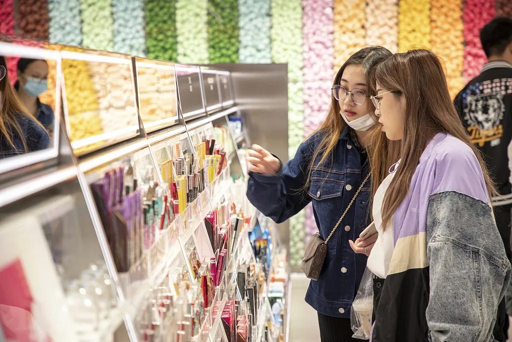 我在美妆集合店逛了两小时，啥也没买