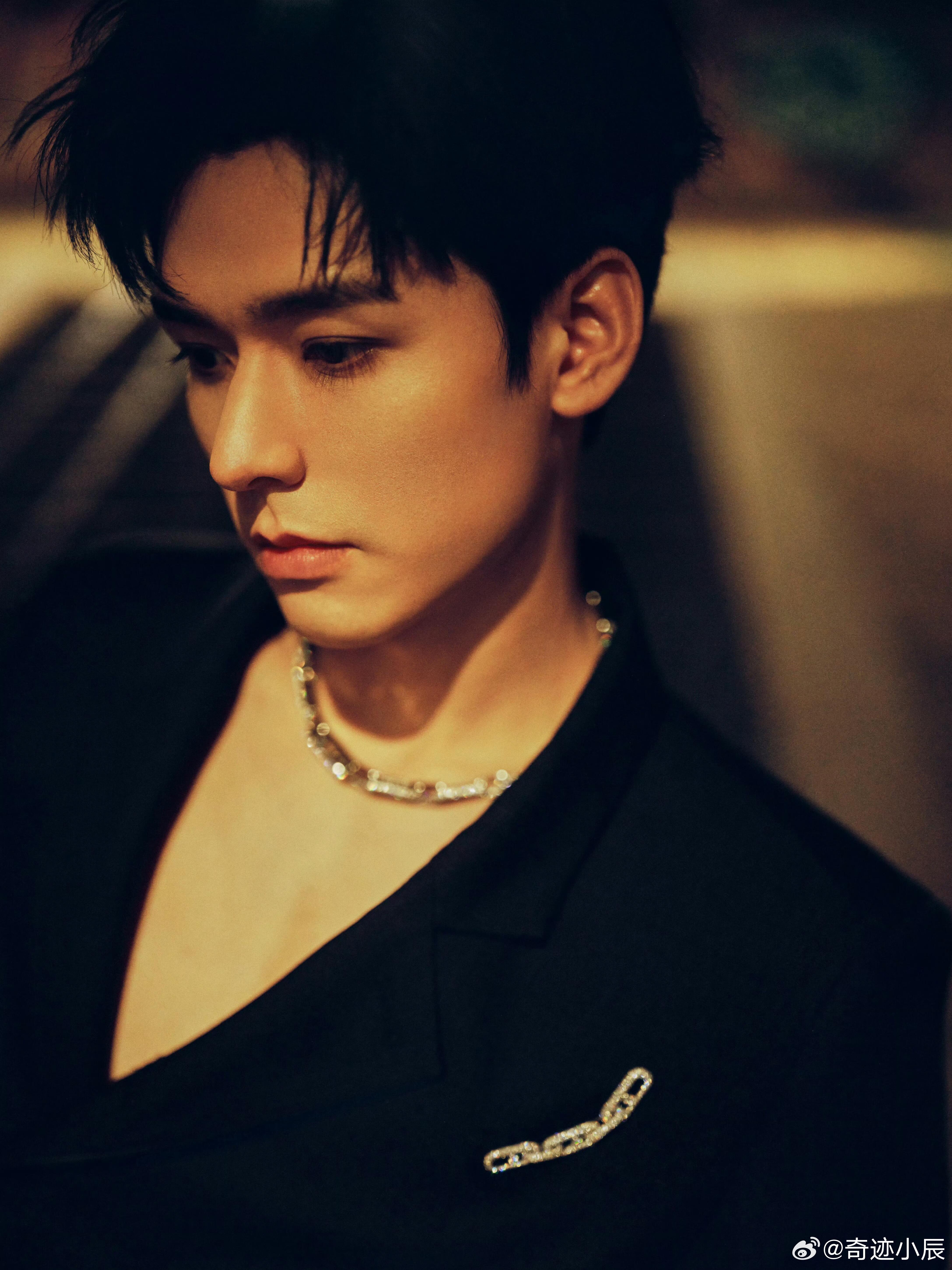 龚俊龚俊领导说话我左耳进右耳出面对领导时的眼神、语气转折都恰到好处，龚俊用细节撑