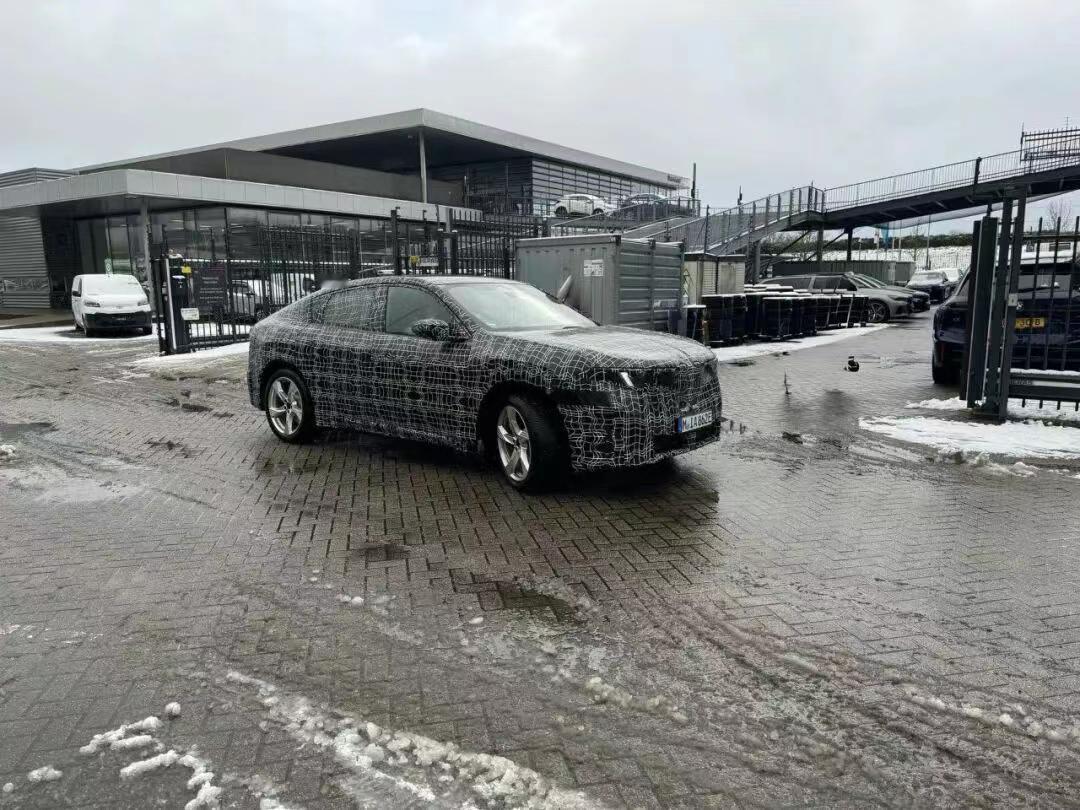 车市热门 宝马即将推出的纯电动iX4原型车近日在德国再次现身测试。这款内部代号N