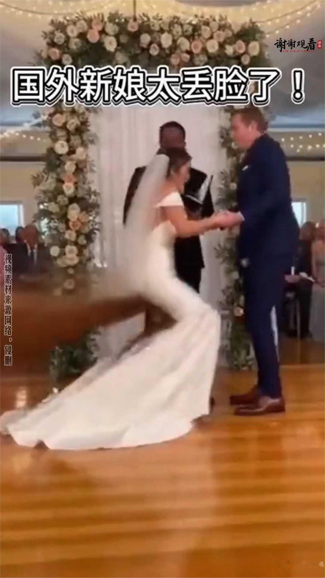 国外新娘太丢脸了！
在路边吃炸页。