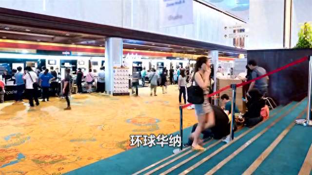 一场国际聚会，在座大多是各界嘉宾，周深是现场唯一歌手