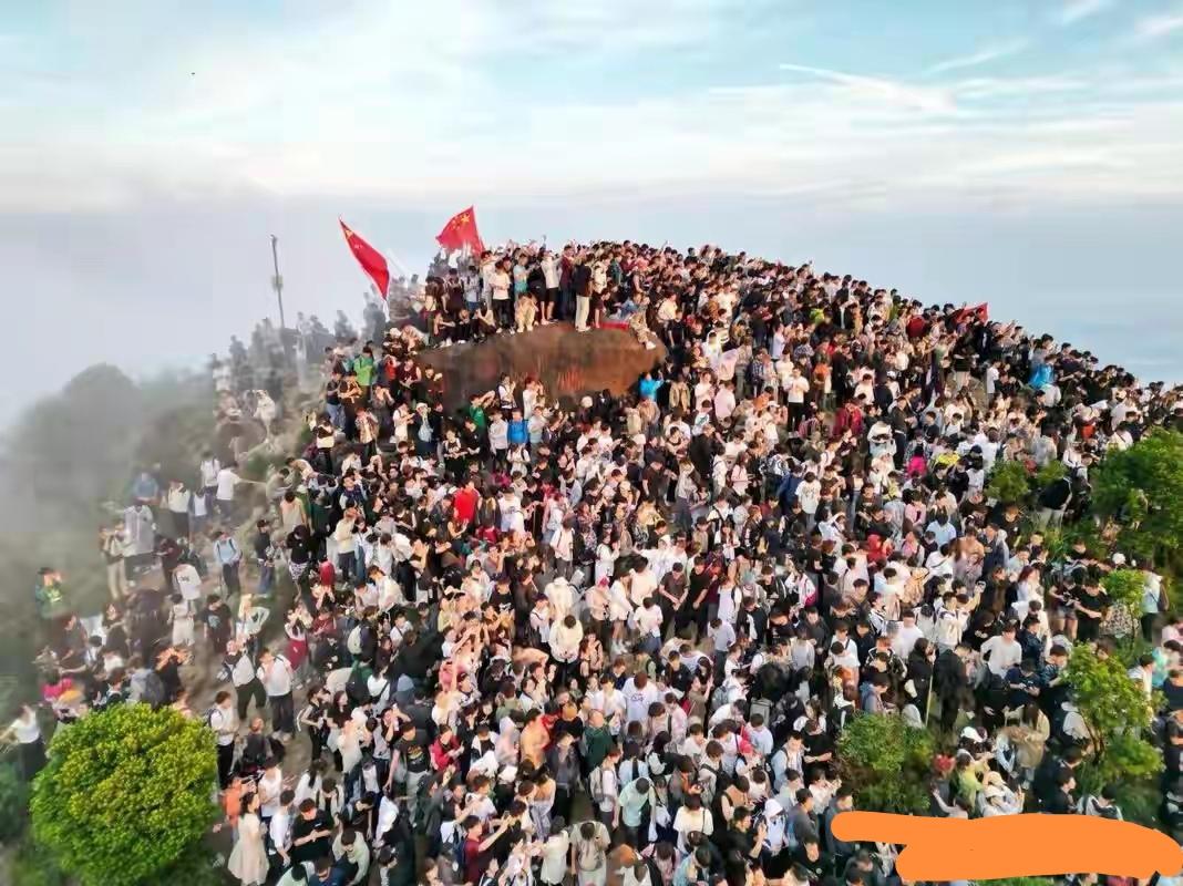 我表弟国庆去了趟凤凰古城，回来整个人气鼓鼓的。
“一碗牛肉粉38，拍张照还要另收