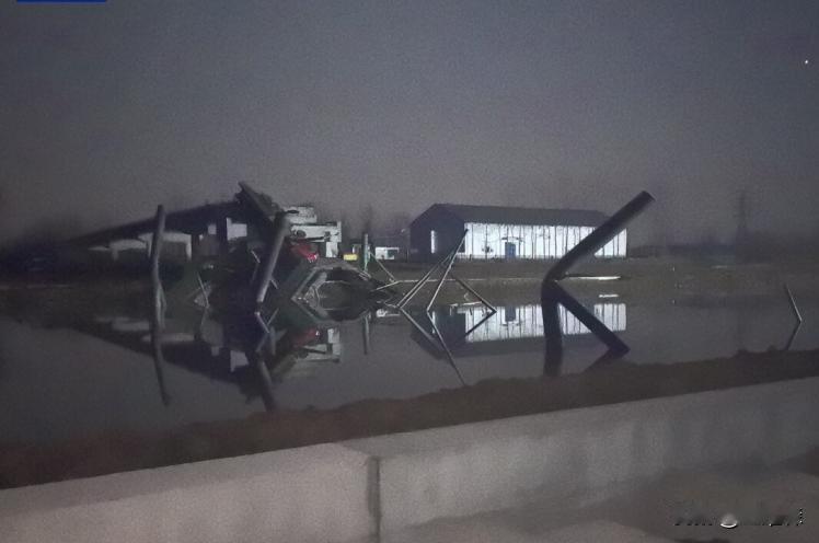 盐城响水大桥垮塌致五死：基建安全底线容不得半点失守
 
二月二日江苏盐城响水连申