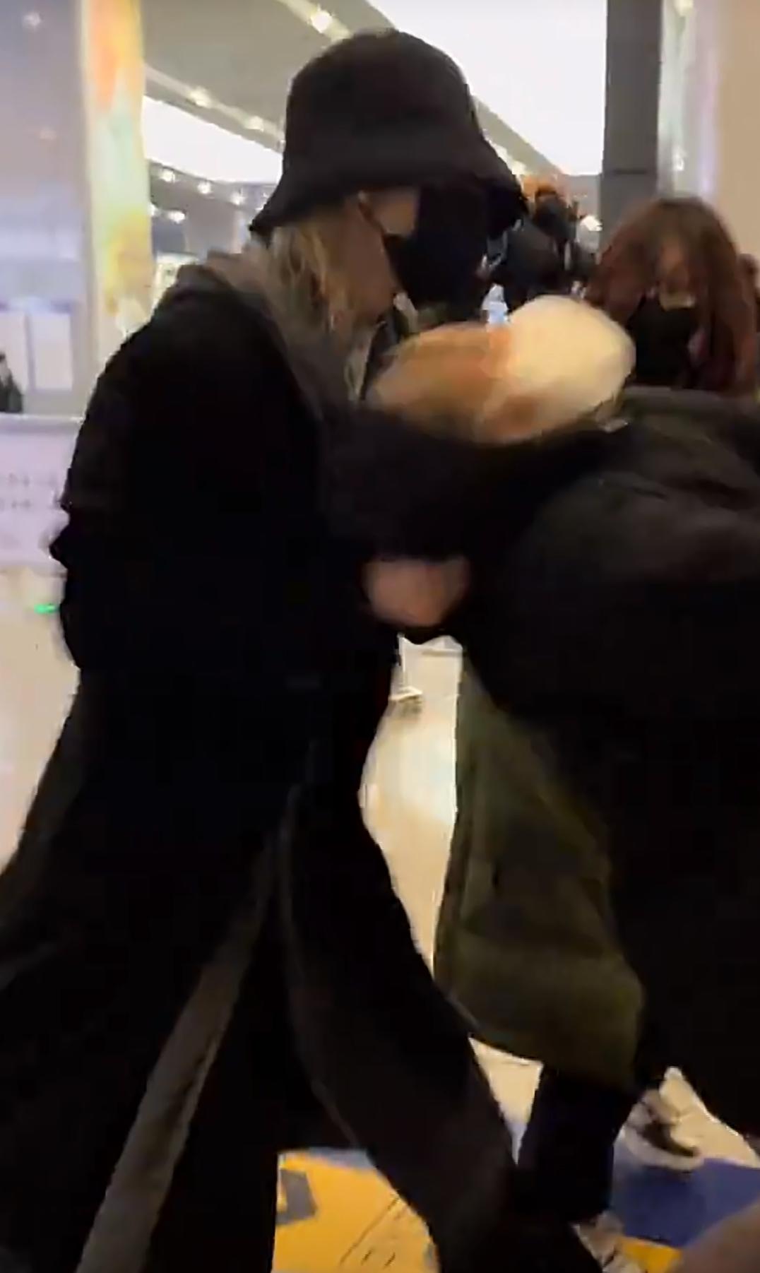 灵超机场打粉丝！
这是今天最热的话题了。
还发生在济南东高铁站。
据说这是艺人灵