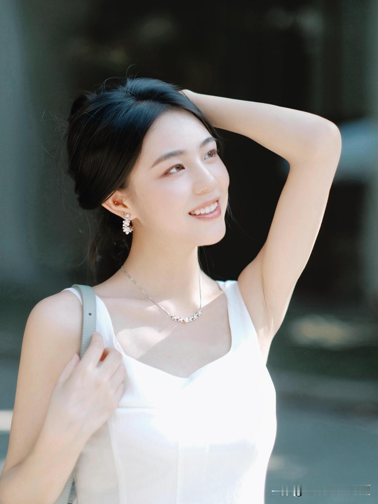 阳光下的甜美笑容，清新夏日穿搭