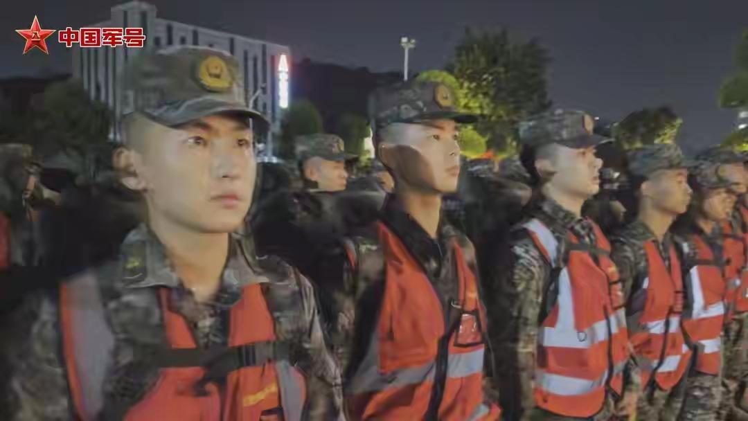 宜宾地震来袭，子弟兵星夜驰援：这才是中国人刻在骨子里的安全感
 
大地突然震颤，