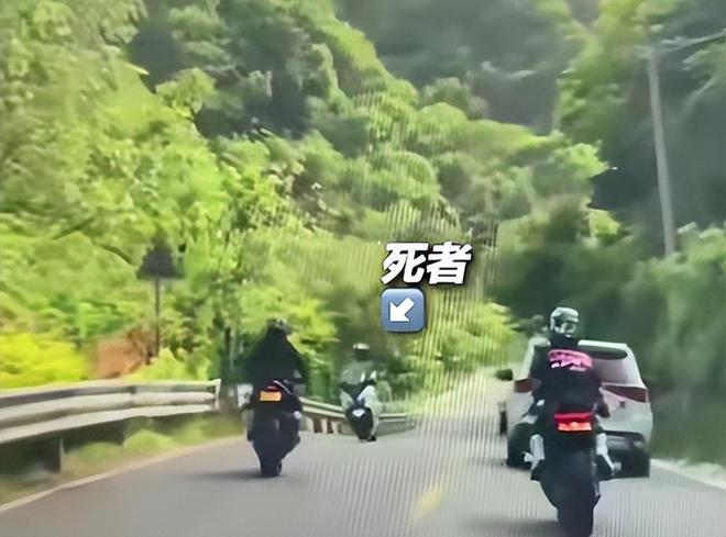 陕西西安，25岁男子杨某驾驶摩托车弯道逆行超车，与对向36岁何某车辆猛烈相撞，致