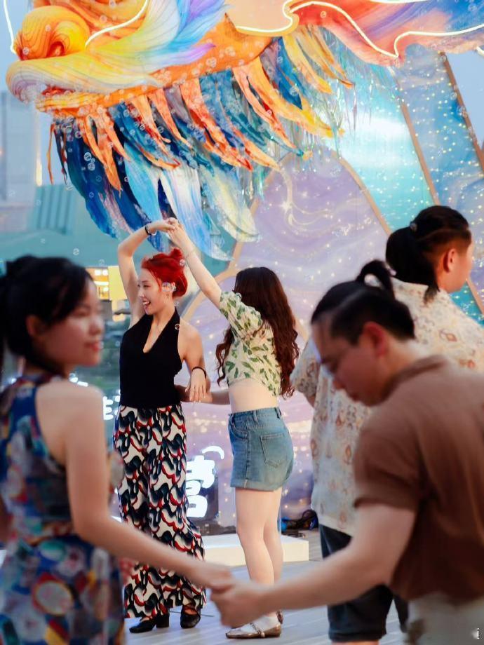 重庆人夏天的赛博降温大法四十多度的高温挡不住重庆人花式解暑，降温花样直接刷新认知