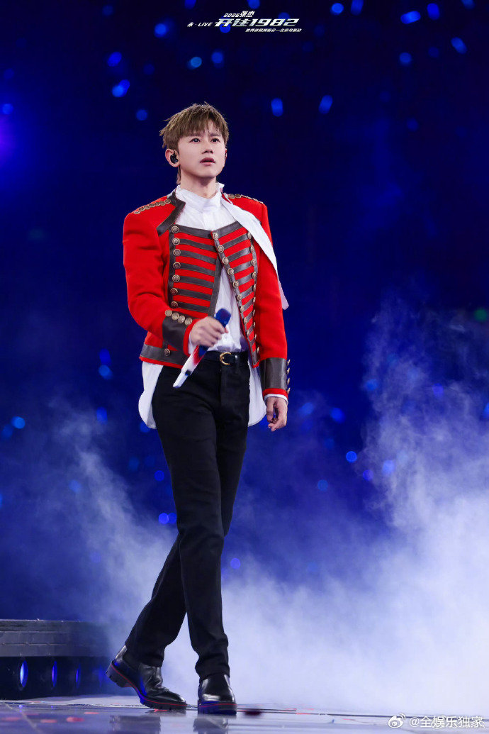 张杰鸟巢后台直播 张杰在后台仔细确认每一处环节，专注又敬业，难怪能连续16场稳站