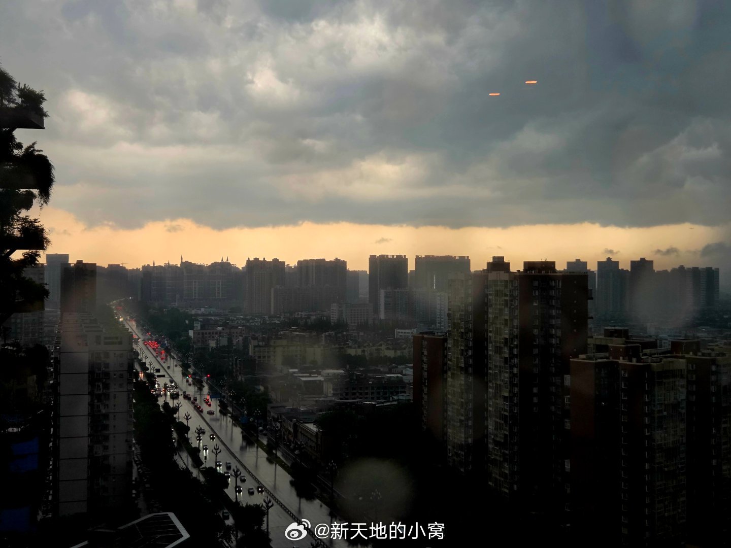 随手拍成都随手拍天气成都天空爱上这座城手机摄影爱好者昨晚在新都拍到的天际线和远山