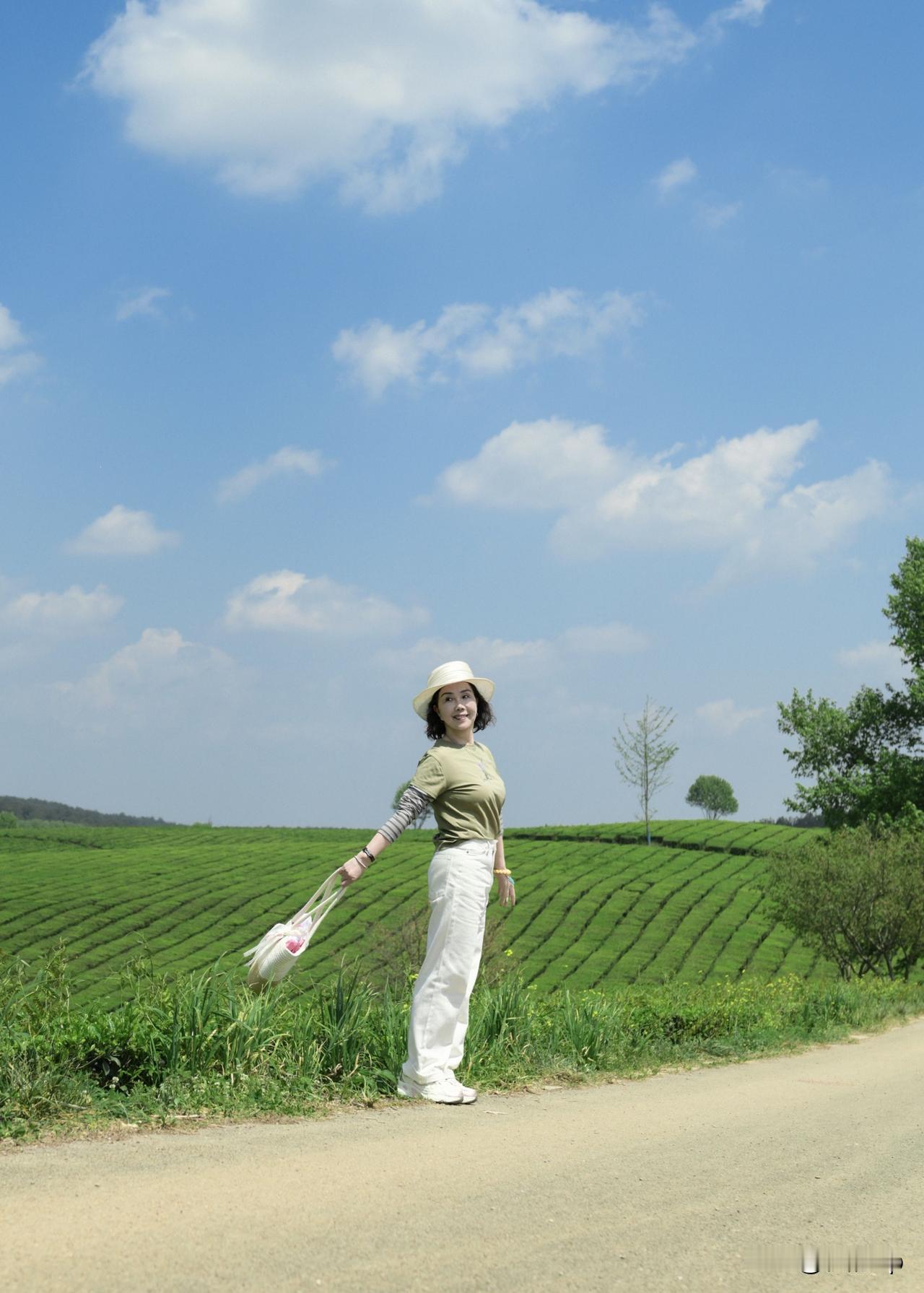 绿野·茶香｜无需寻觅繁花，山间春色正浓，那片片映入眼帘的葱绿，茶叶的缕缕清香，便