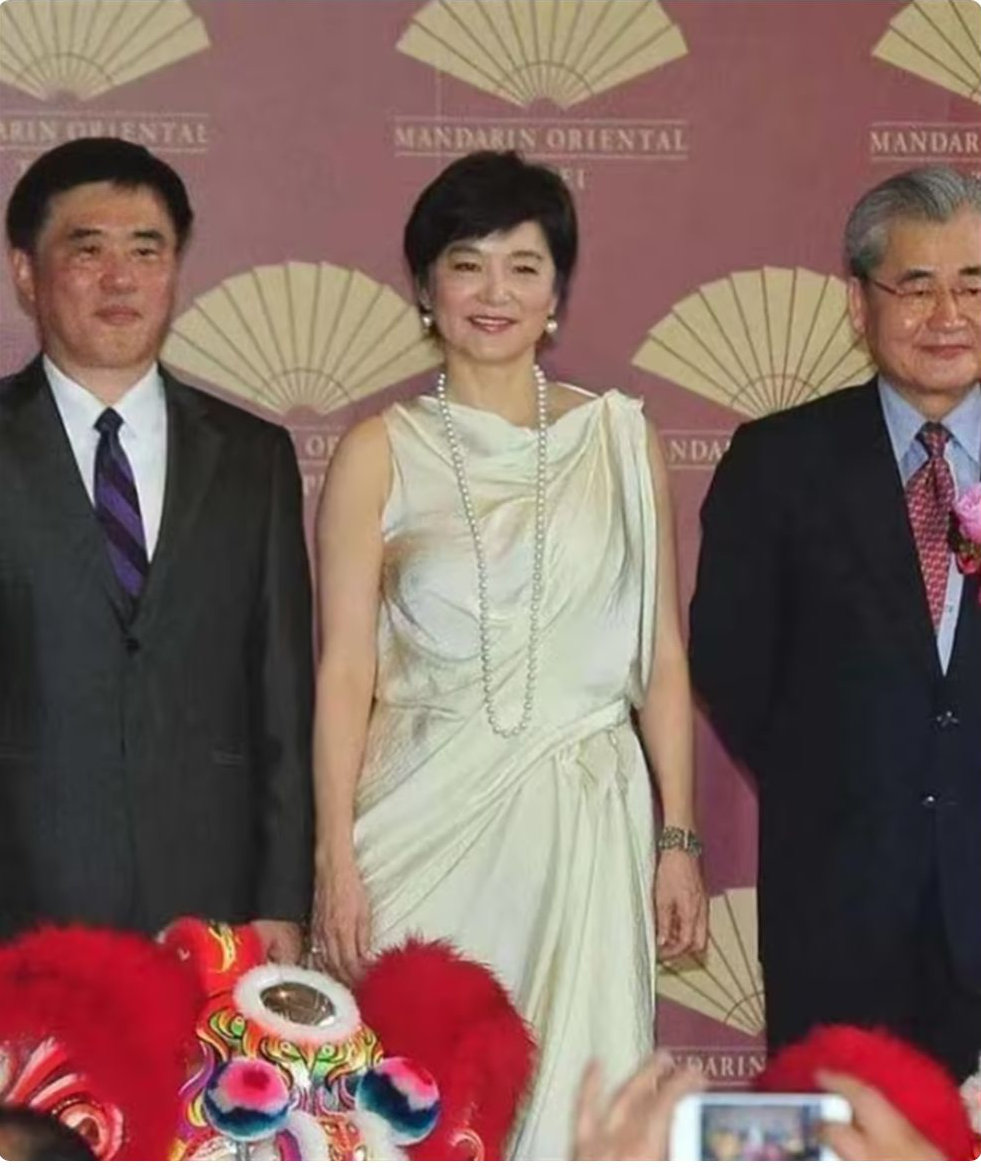 72岁林青霞剪了短发年轻25岁不止，穿白色连衣裙，完全没有大妈味 