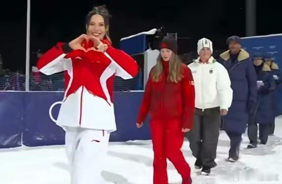 米兰冬奥会自由式滑雪女子大跳台决赛，谷爱凌第一跳获得90分，第三跳获得89分，最