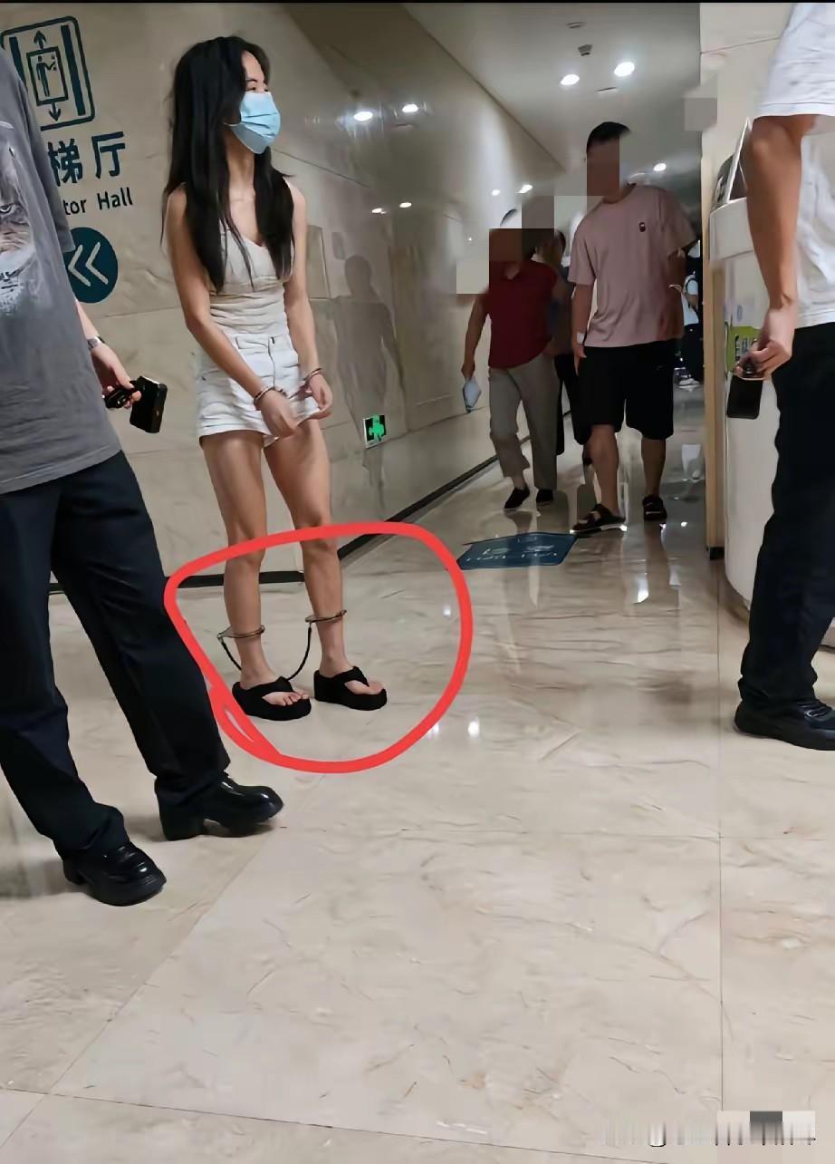 人真的不能做坏事！不信看这位女孩的处境就知道了，谁能想到这么年轻漂亮的一个女孩，