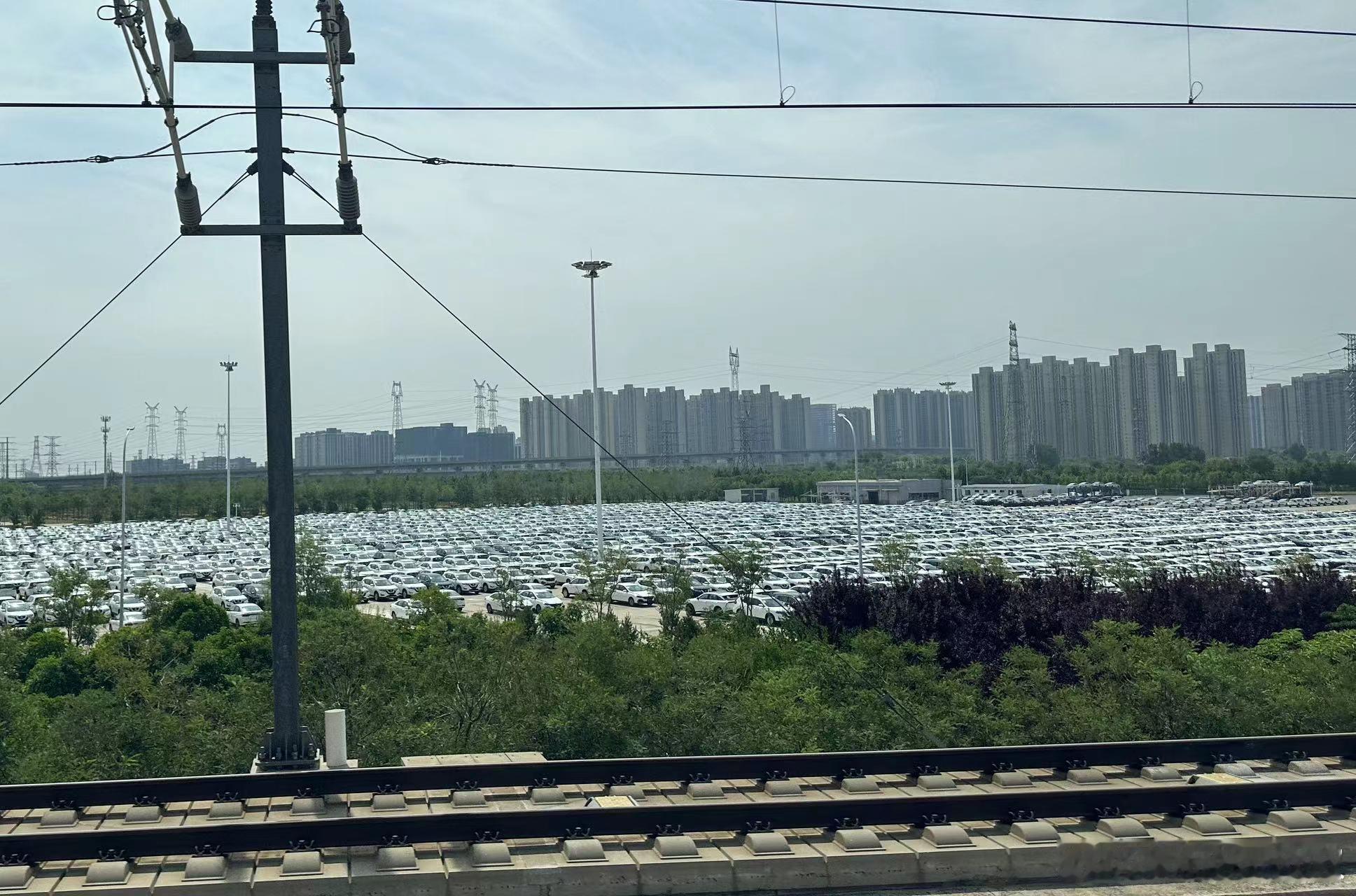网友供图，看样子是奇骏经典和启辰的新车，攒了这么多新车！看来日产想要干一票大的！