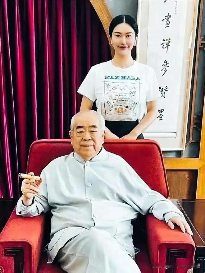 天天和37岁小娇妻徐萌秀恩爱的87岁著名书画家范曾终于翻车了！8月16日范曾女儿