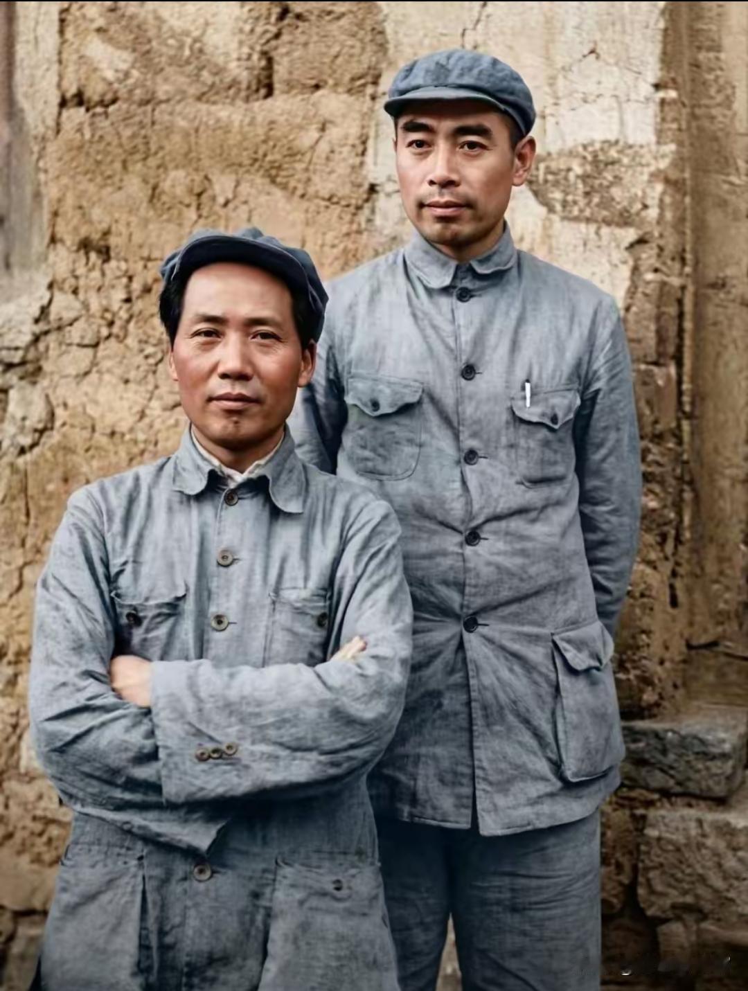 拍摄地点：延安杨家岭窑洞门前
拍摄时间：1939年（抗日战争初期），黑白原版，后