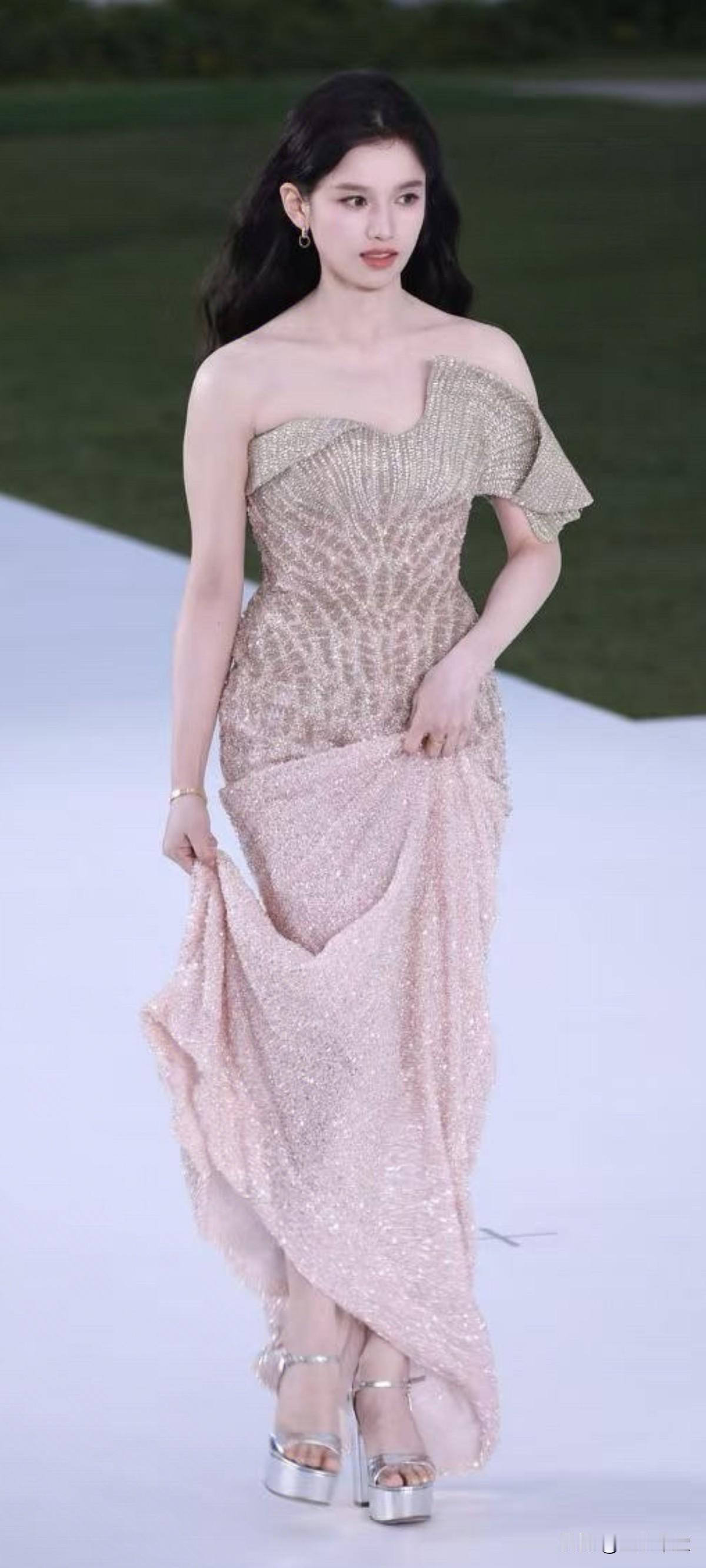 背好薄，好会拍，仪仪你美炸了