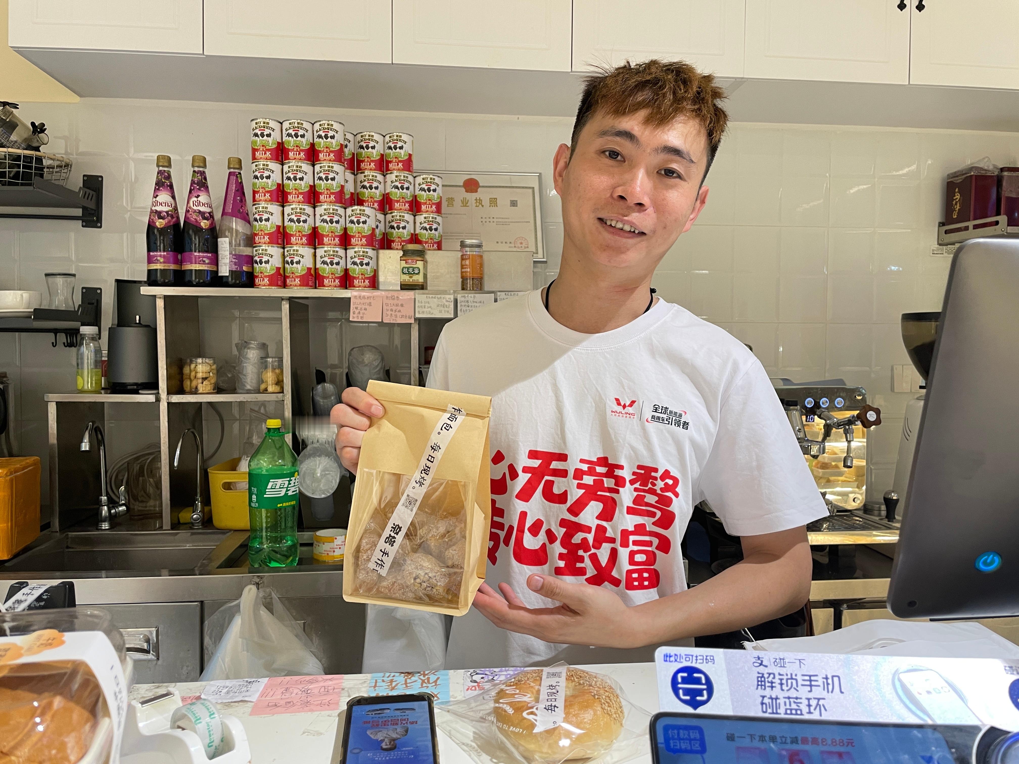 行走的广告牌[哈哈][哈哈][哈哈]奋斗者！五菱[超话] ​​​