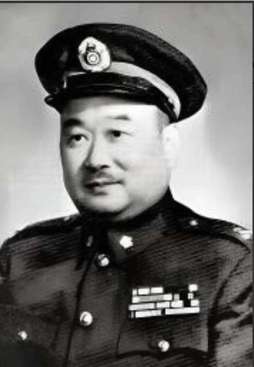 1949年，国民党上将刘峙带着姨太太逃到香港，挥霍无度，醉生梦死。可没人知道，他