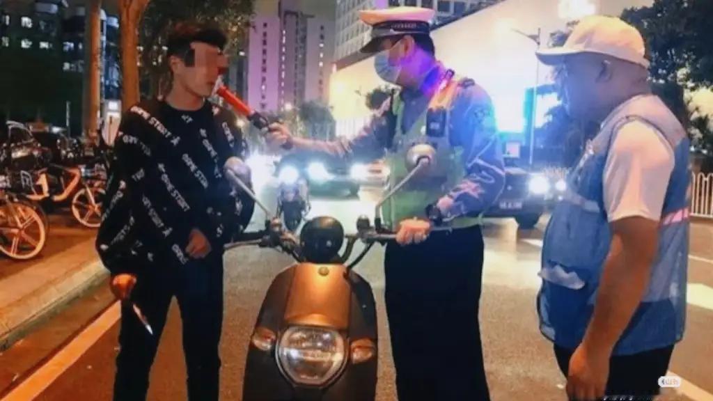 北京交警夜查，自行车“酒驾”也罚
这一天，街头巷尾的平凡景象突然变得不再平凡。一