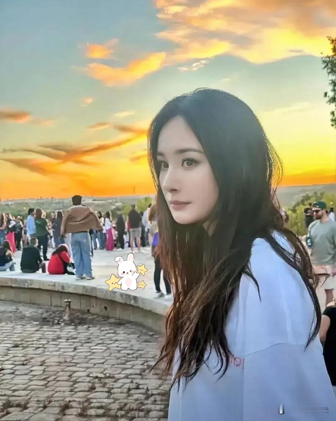 真的还得是杨幂啊，
这事儿办得太漂亮了！

本来今天有个挺重要的品牌要官宣，结果