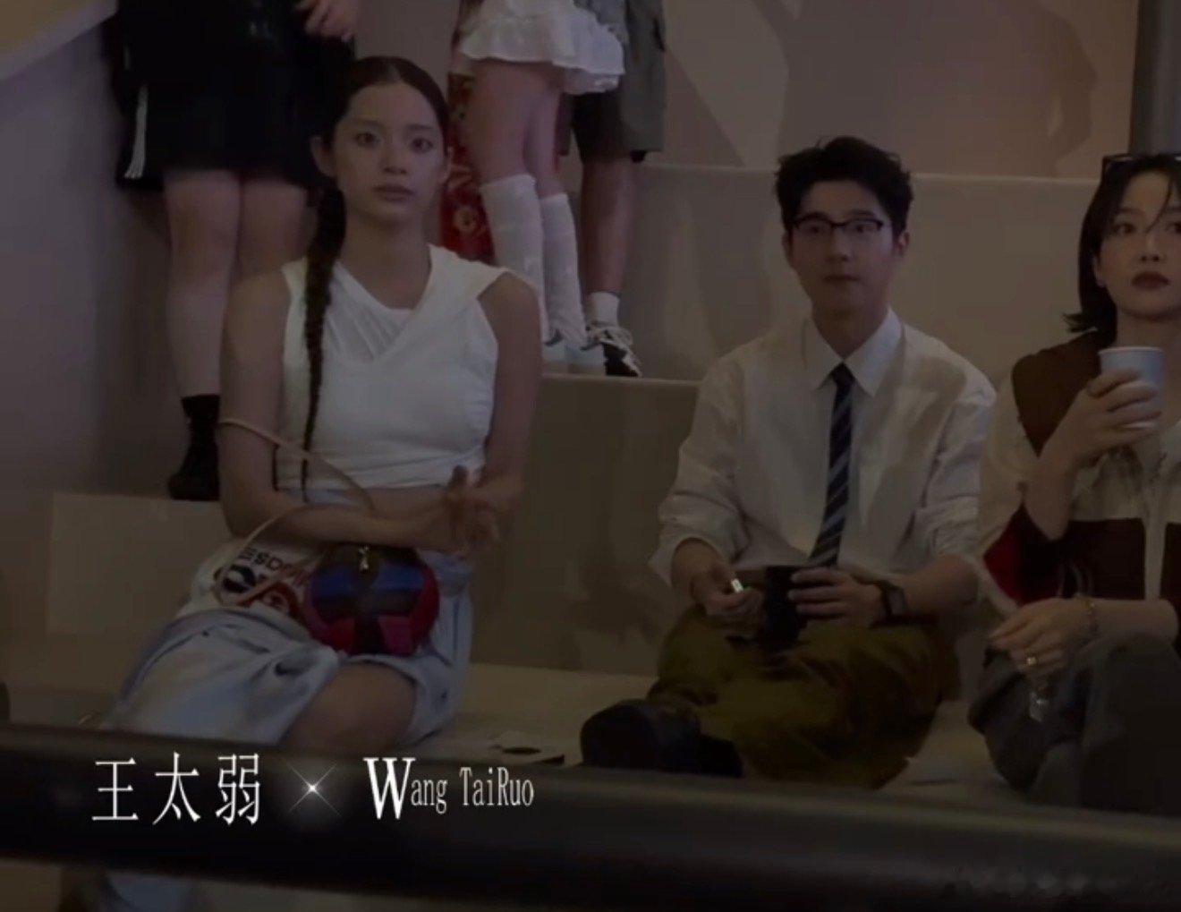 刘昊然欧阳娜娜坐在一起刘昊然欧阳娜娜热聊 刘昊然欧阳娜娜坐在一起，哇塞 