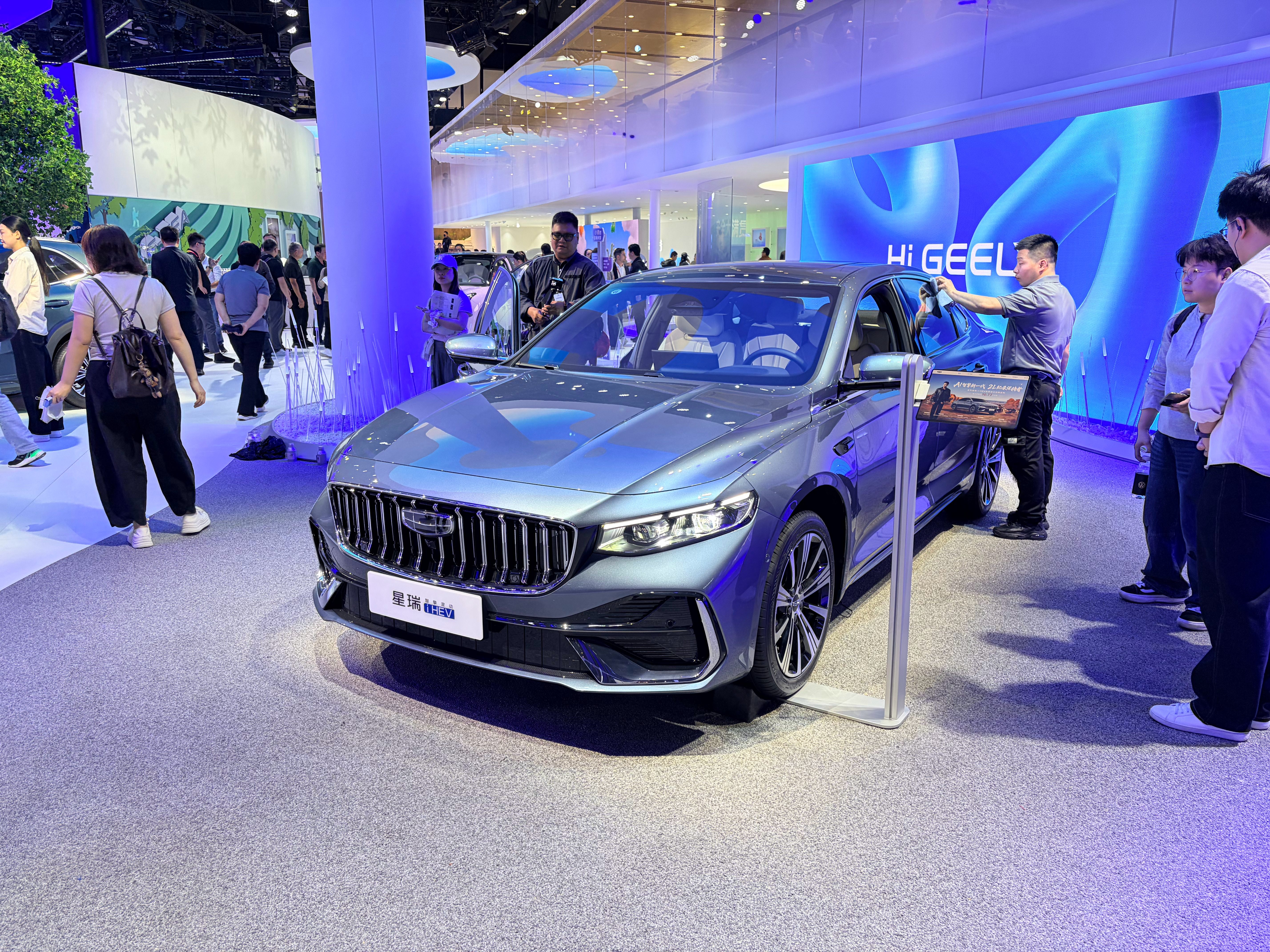 2026北京车展 吉利星瑞i‑HEV、星越L i‑HEV智擎混动双车亮相，家用轿