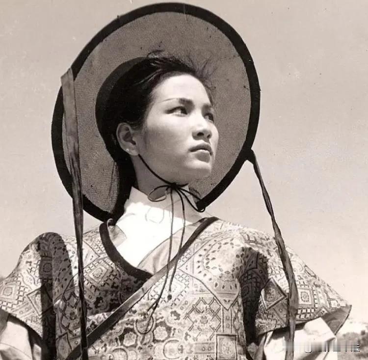 郑佩佩中学时期就读于上海市三女中，这是一所赫赫有名的名校，由上海圣玛利亚女校和上