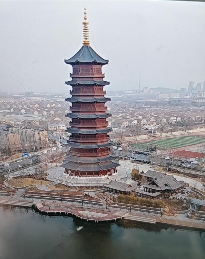 即墨文峰路与镜镕街交汇处的文峰塔今天正式对外开放，因为这个塔是个人承包运营的商业