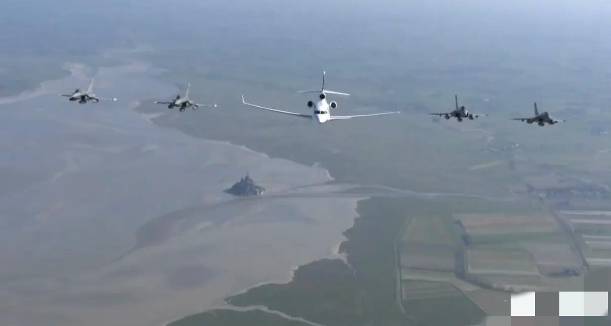 突发消息：《华盛顿邮报》今天报道，美国官员称，俄罗斯正向伊朗提供美国军舰和飞机在