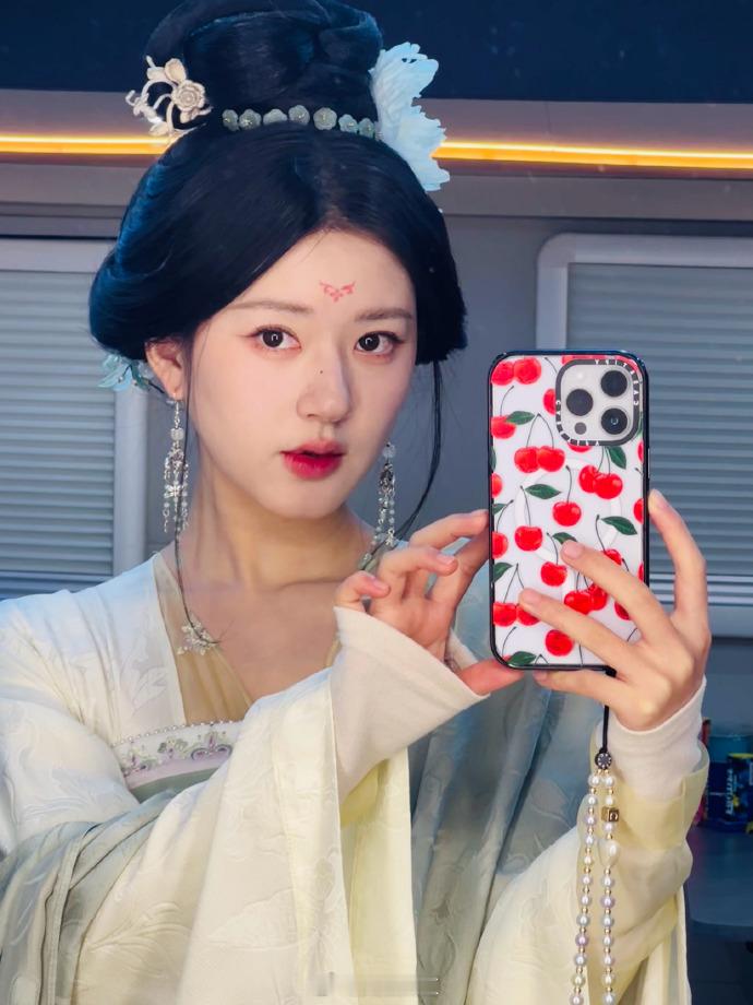 赵露思来自苏幕遮掌柜的自拍  赵露思来自苏幕遮的对镜自拍  看赵露思来自苏幕遮掌