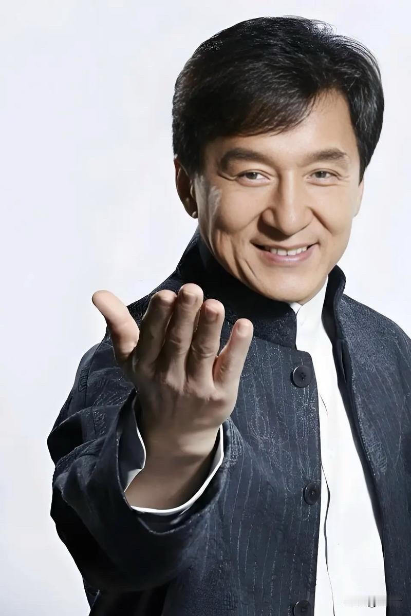 成龙童星出身，号称票房毒药，拍电影拍一部跨一步，古龙都烦他，命运的齿轮转动是在醉
