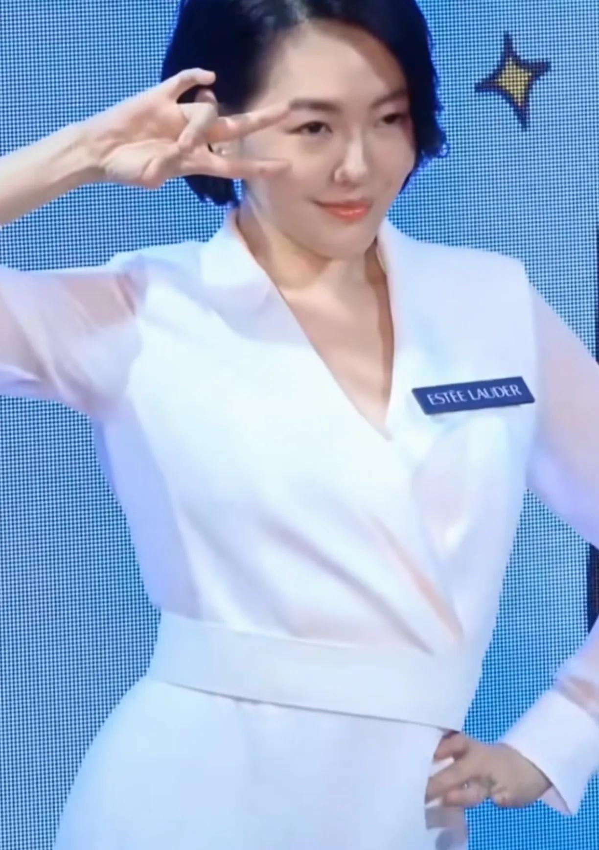 自信的小S最喜欢摆这种造型，她比以前更美更有韵味，年近50岁的她，依然非常年轻漂