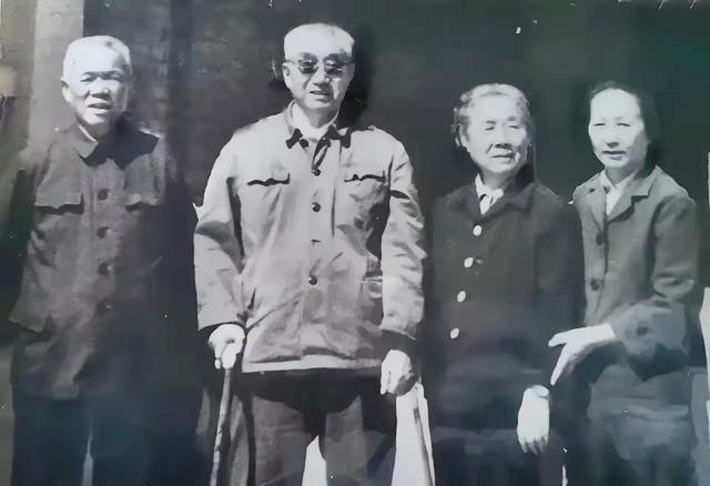1980年，韩先楚将军卸任 兰州军区 司令员后，带着夫人刘芷去 北京 看望老首长