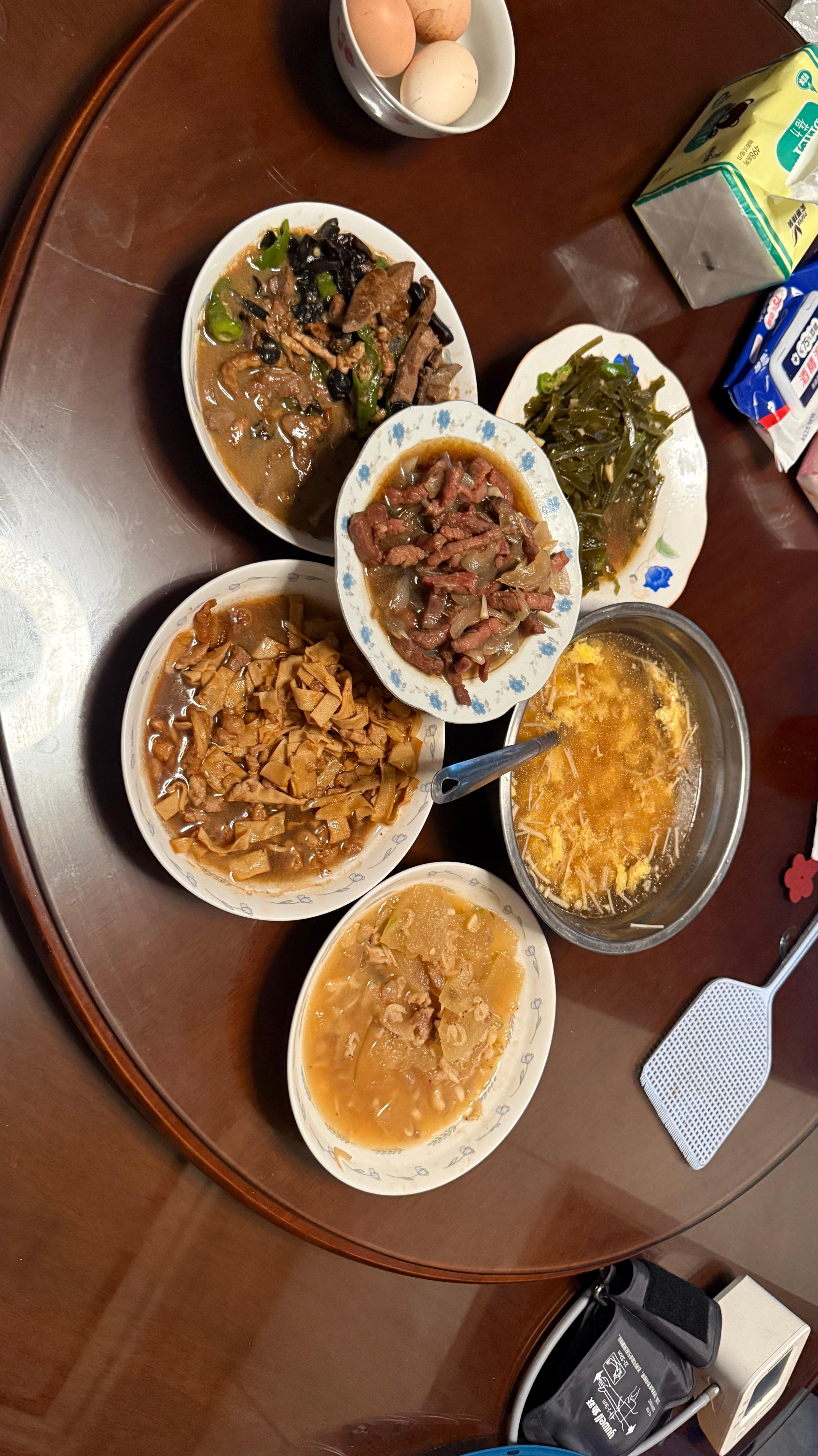 吃饭，呀米呀米。