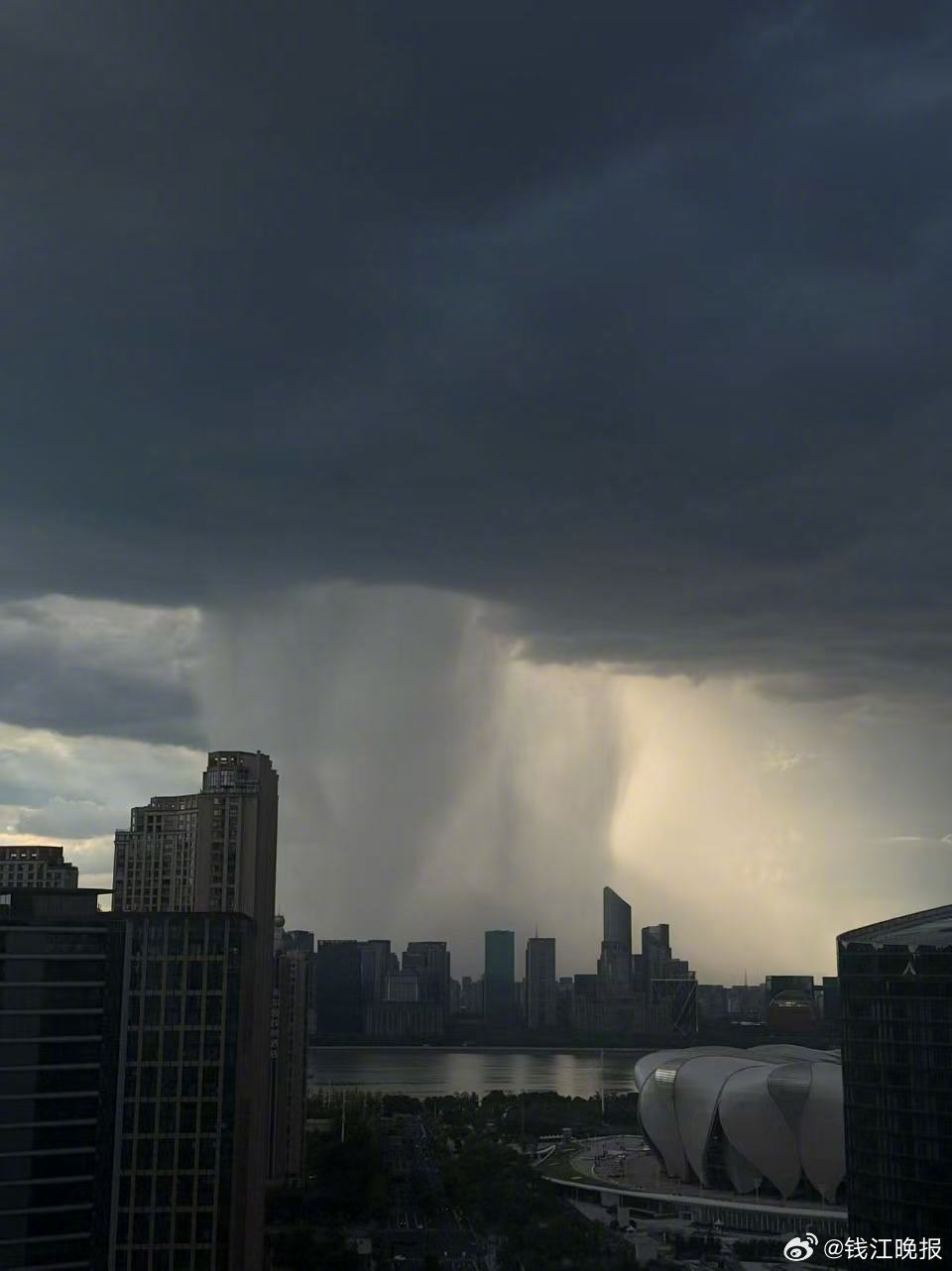 【#杭州上空现罕见雨幡景观#】17时11分，杭州市气象台紧急发布主城区雷暴大风黄