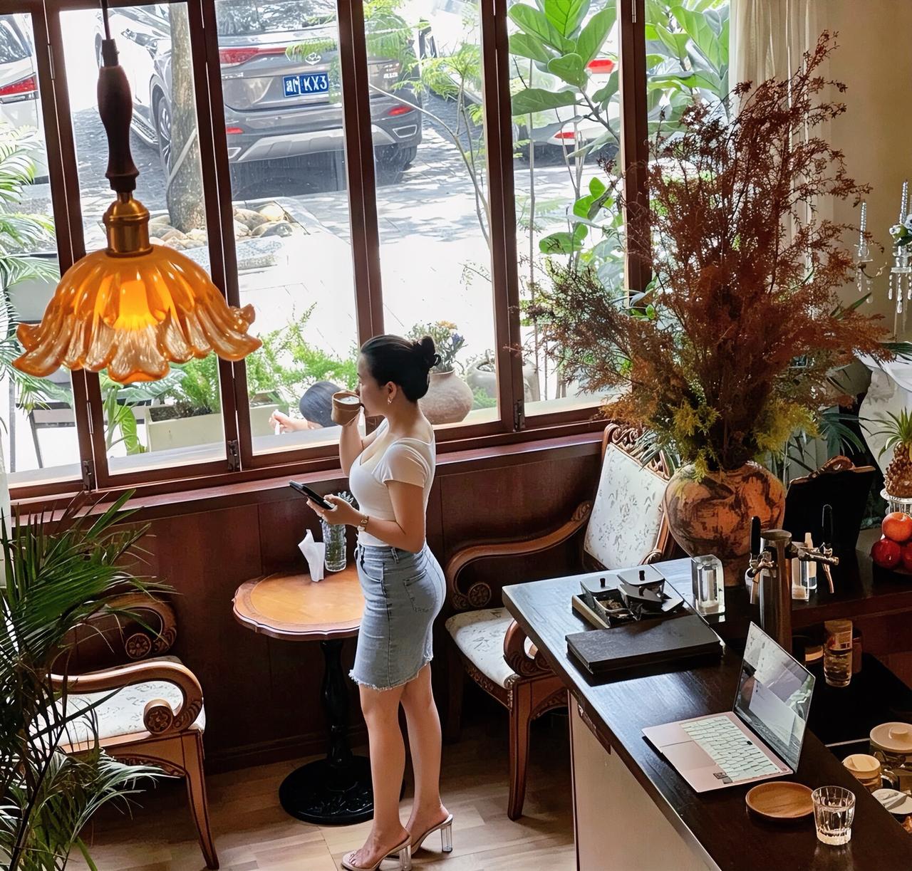 颜值是底色，气质是光芒，从容舒展，灵动大方，由内而外散发出温柔又坚定的女性魅力！