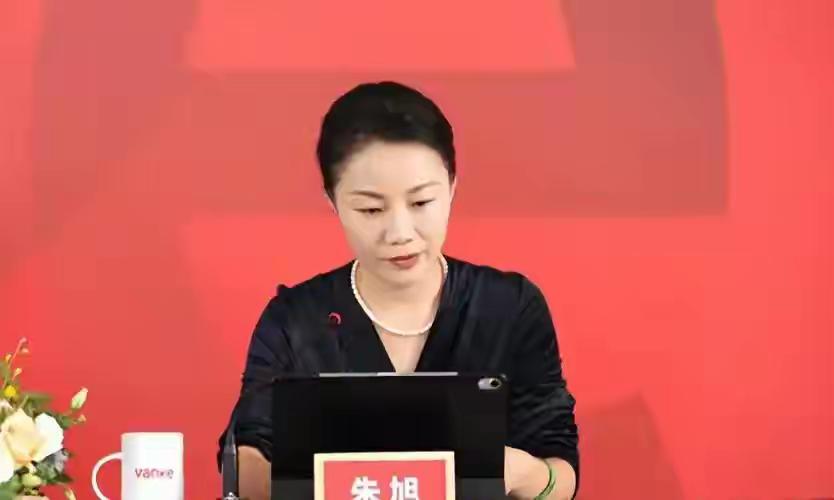 1975年，朱旭出生在湖南一个知识分子家庭，在这样的家庭氛围里，她从小就养成了良