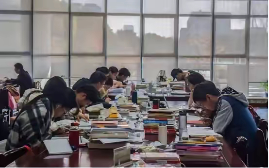 民办大学的招生操作，实在有点太难看了。分数线降10分没人报，就再降20分；降20