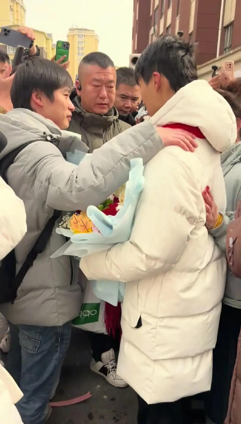 张云鹏的表哥备好两束鲜花，于今日迎接表弟回山西团聚。今日正值三八妇女节，或许张云